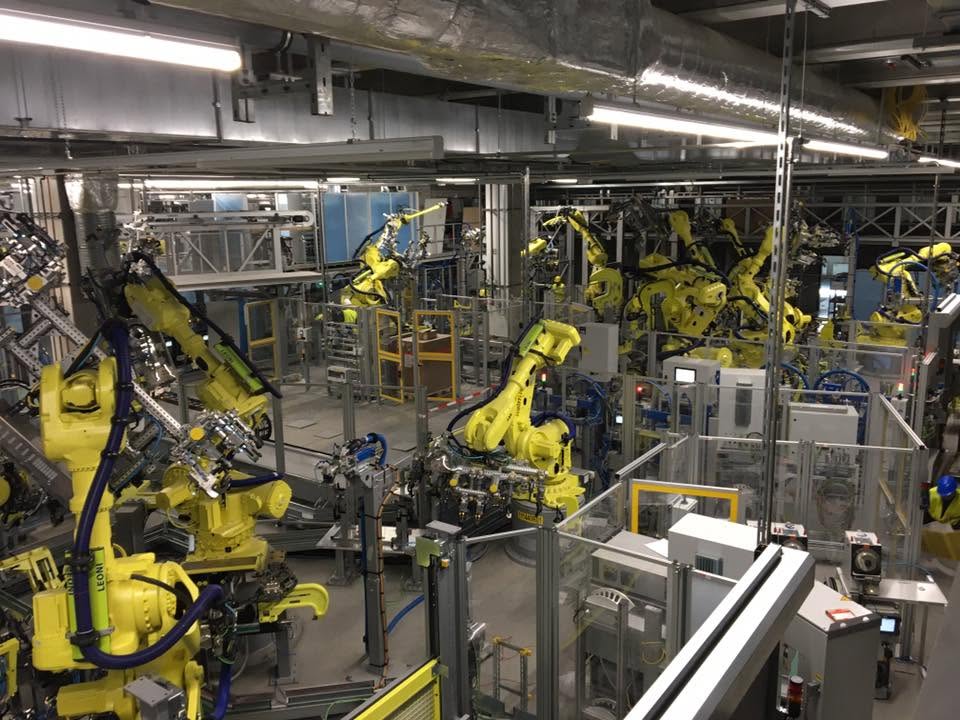 Automatizovaná montážna linka a moderná robotizácia spracovateľského priemyslu s umelou inteligenciou