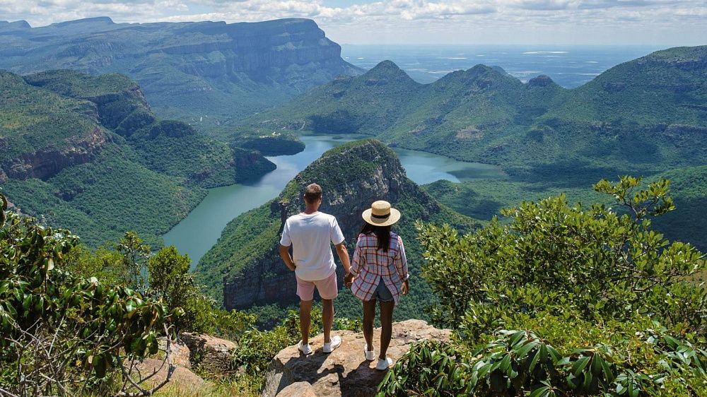 Zahraniční turisti objavujú prírodné krásy a kultúrne dedičstvo Južnej Afriky.