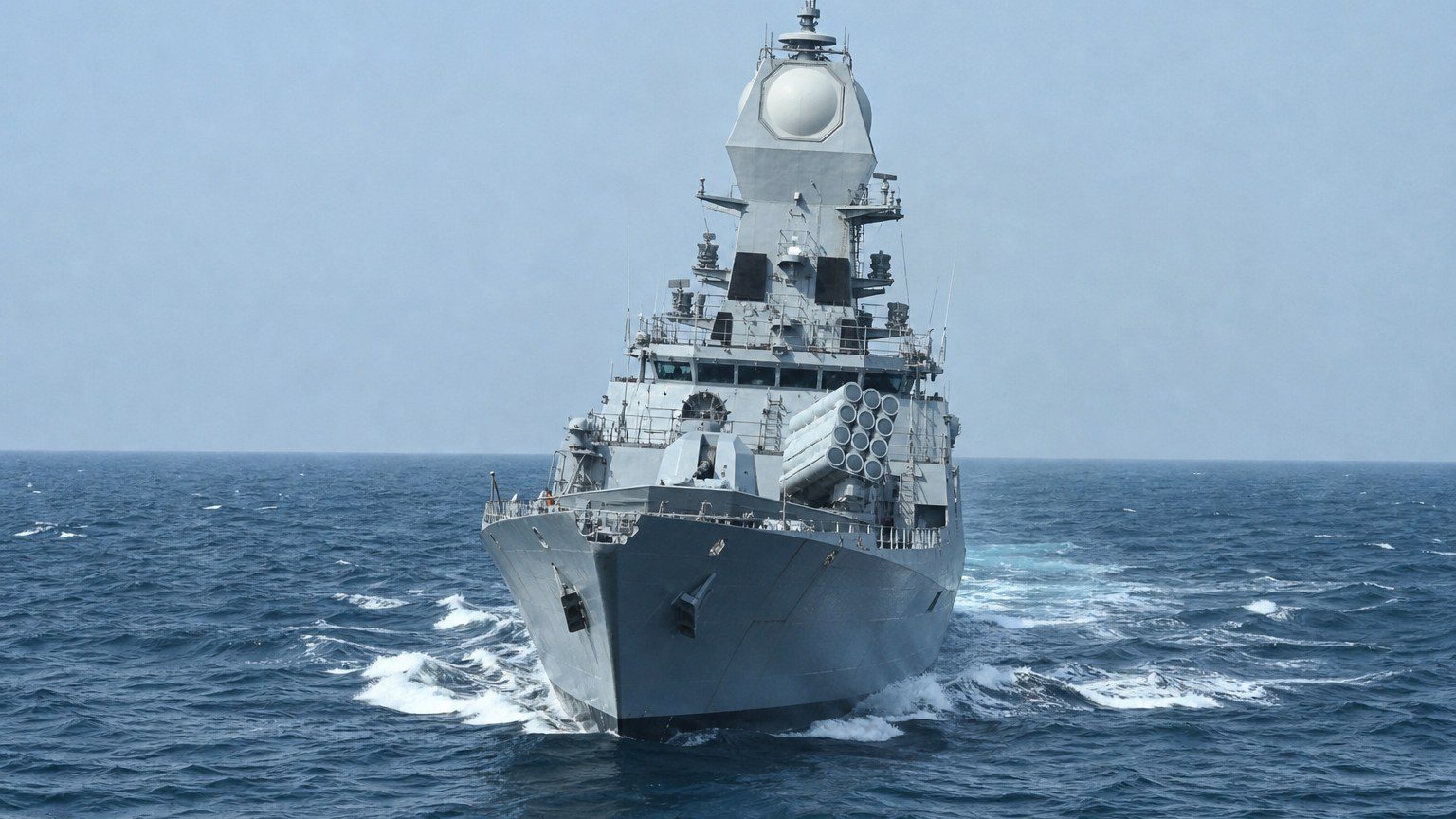 Indická vojnová loď s raketovým systémom BrahMos na mori