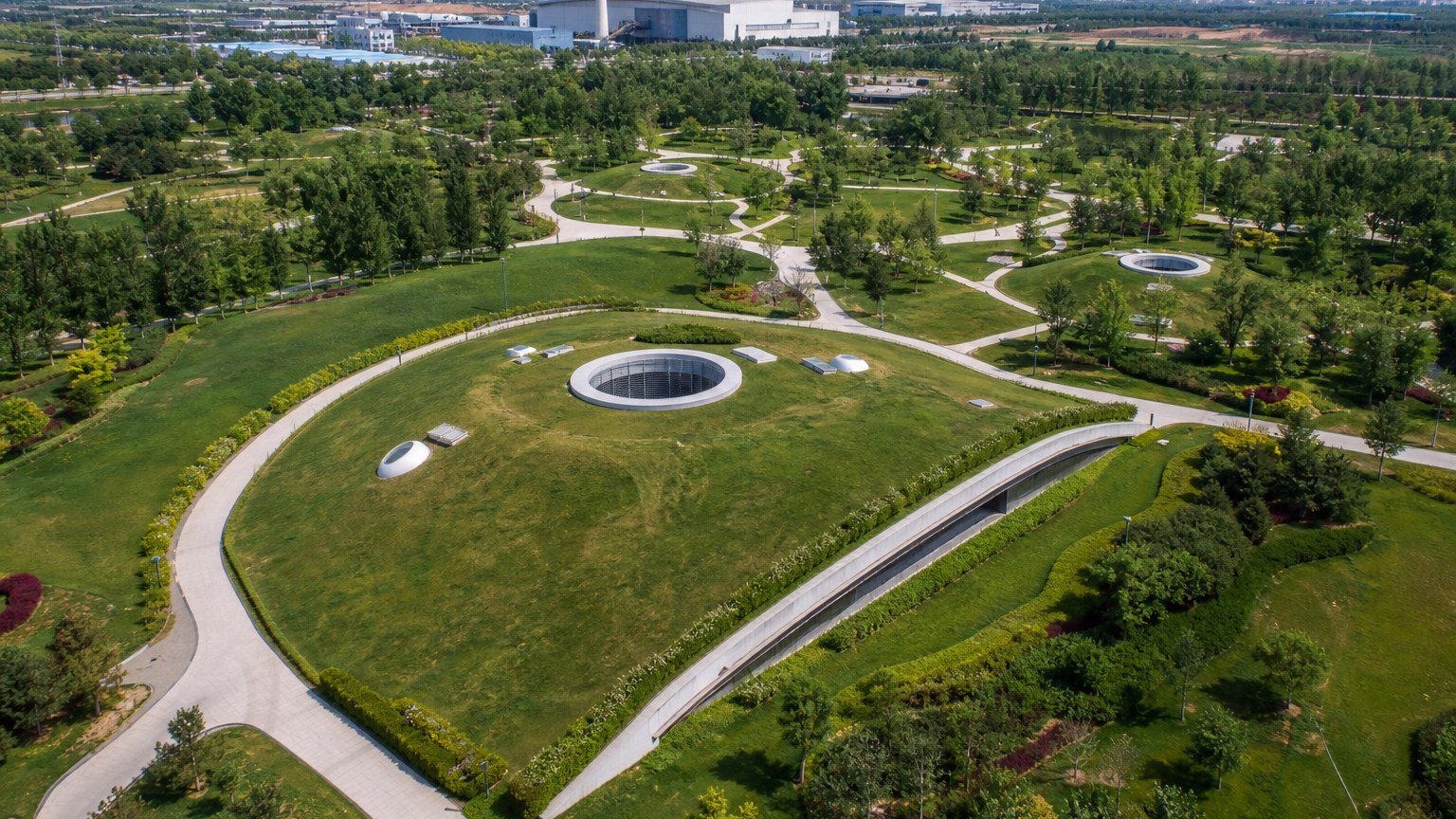 Ekologický park v Xiongane skrývajúci pod povrchom spaľovňu odpadu